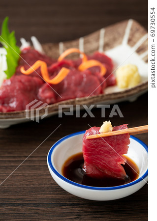 Eat horse sashimi with ginger soy sauce 69730554