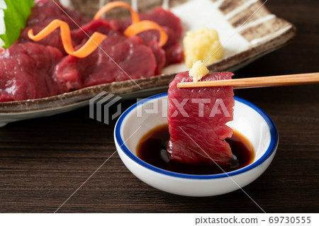 Eat horse sashimi with ginger soy sauce Eat horse sashimi with ginger soy sauce 69730555
