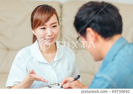 面試護士和男病人 69730692