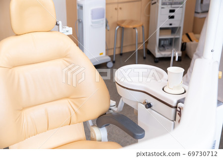Dentist's examination table (chair/equipment) 69730712