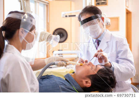 醫生和牙科保健員治療患者 醫生和牙科保健員治療患者 69730731