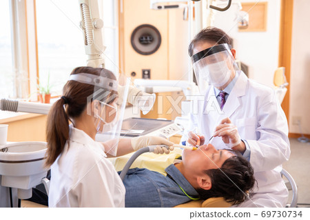 醫生和牙科保健員治療患者 醫生和牙科保健員治療患者 69730734