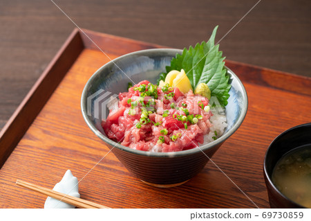 Tuna bowl 69730859