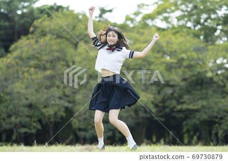 高中女生跳躍 69730879