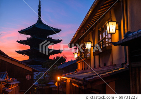 《Kyoto Prefecture》 The approach to Kiyomizu-dera, the tower of Yasaka at sunset 69731228