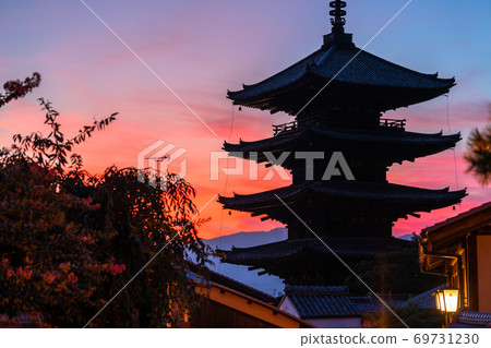 《京都府》夕陽下的清水寺，八坂塔的接近 69731230