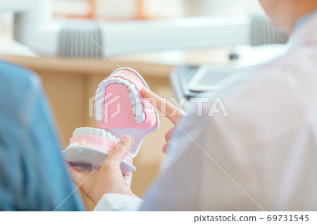 A dentist who teaches toothpaste A dentist who teaches toothpaste 69731545