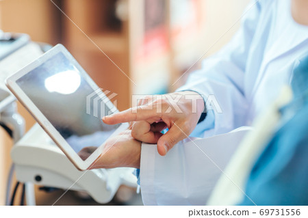 Doctor explaining on the monitor 69731556