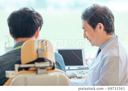 Male doctors and patients 69731561