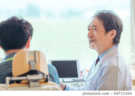 Male doctors and patients Male doctors and patients 69731564