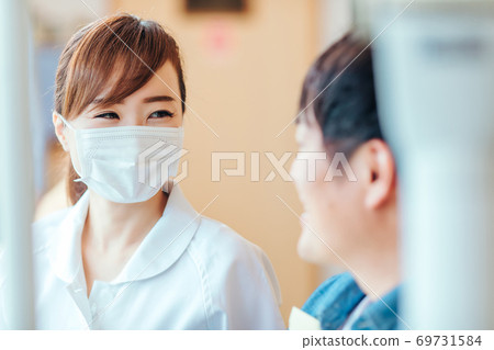 亞洲女性護士和病人 69731584