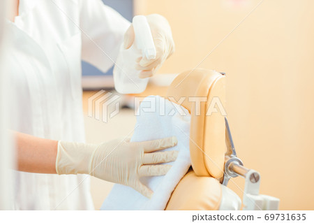 Medical staff to disinfect 69731635