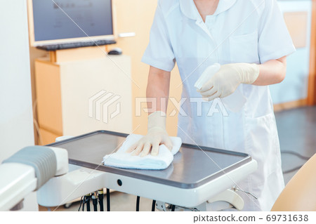 Medical staff to disinfect 69731638