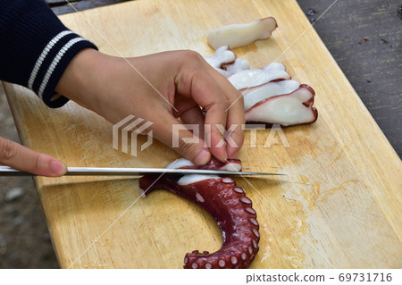 Cut the boiled octopus that you tried on the barbecue into sashimi 69731716