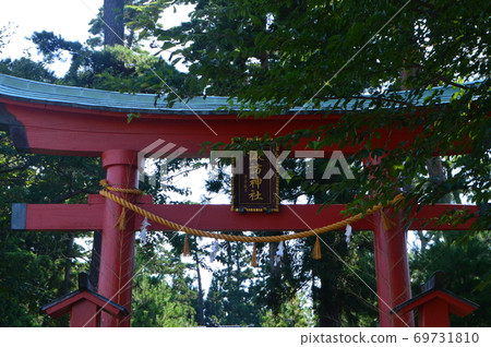 鳥居“ Su訪神社”的前額（佐渡島椎崎Su訪神社/新潟縣佐渡市原白路724號） 69731810