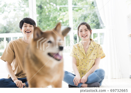Couple and Shiba Inu 69732665