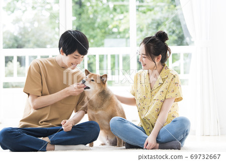 夫婦和Shiba Inu 夫婦和Shiba Inu 69732667