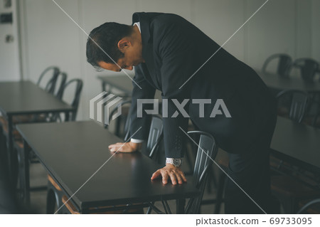 business man, worried, worry 69733095