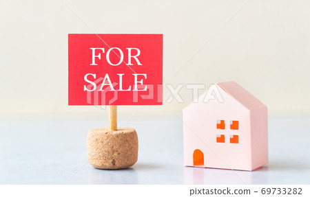 FOR SALE signboard, sale of houses, single-family homes for sale, real estate FOR SALE signboard, sale of houses, single-family homes for sale, real estate 69733282