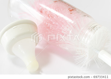 Image of washing a baby bottle 69733411