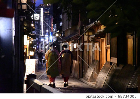 Maiko walking through the bridge from Tatsumi Bridge at night Maiko walking through the bridge from Tatsumi Bridge at night 69734003