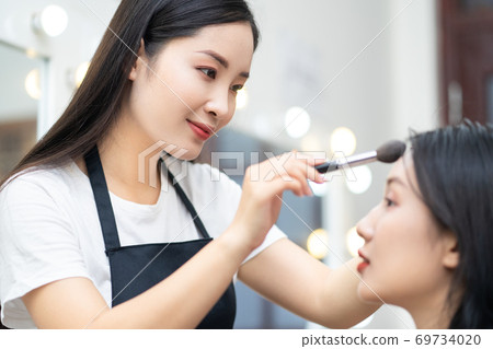 Woman, make up artist Woman, make up artist 69734020