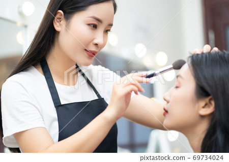 Woman, make up artist Woman, make up artist 69734024