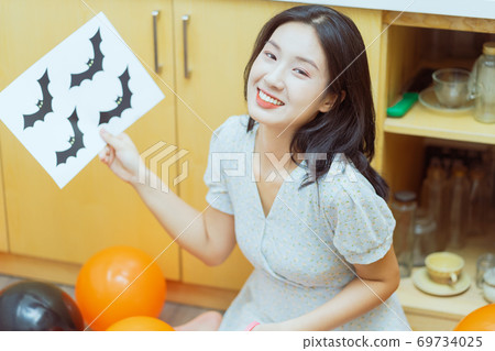 Woman prepare for halloween Woman prepare for halloween 69734025