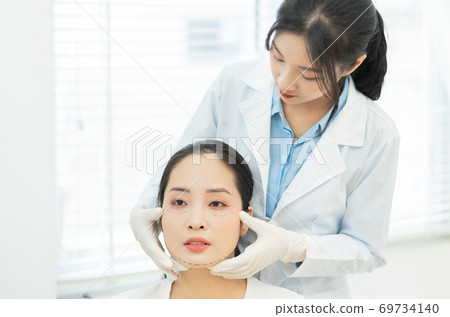 Woman cosmetic surgery 69734140