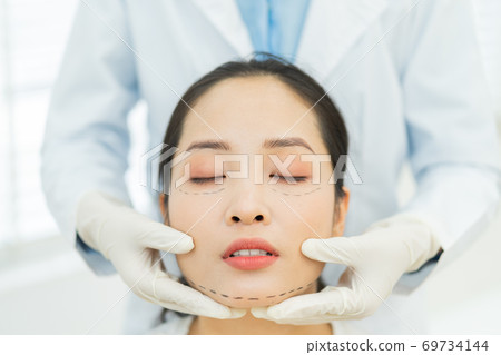 Woman cosmetic surgery 69734144