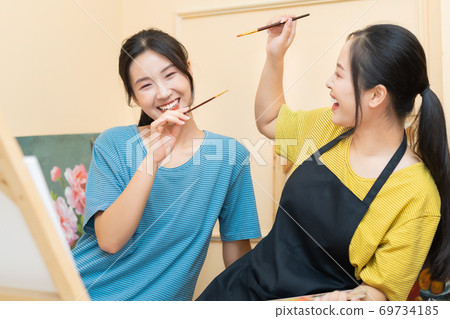 Woman painting 69734185