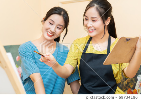 Woman painting 69734186