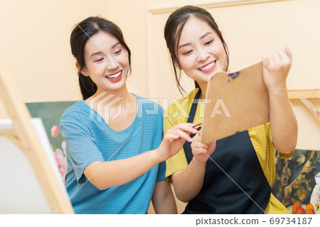 Woman painting 69734187