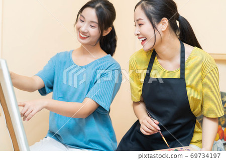 Woman painting 69734197