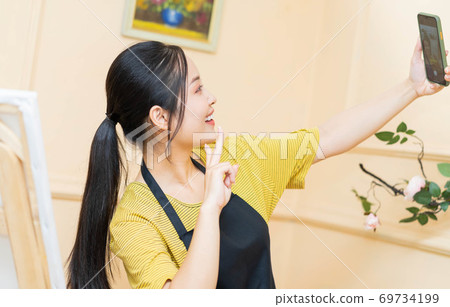 Woman painting 69734199