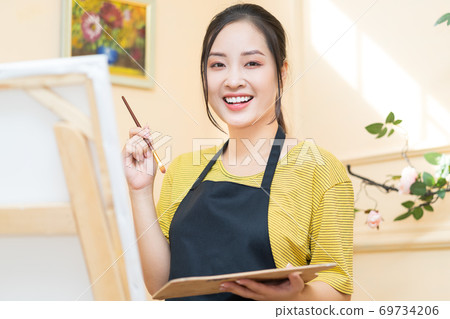 Woman painting 69734206