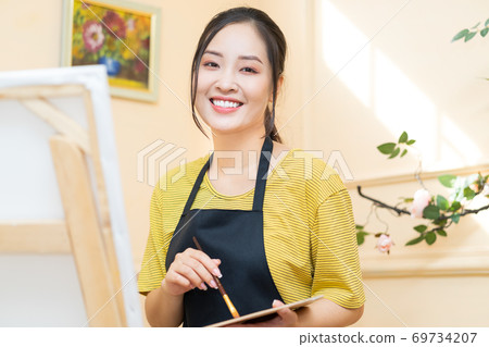 Woman painting Woman painting 69734207