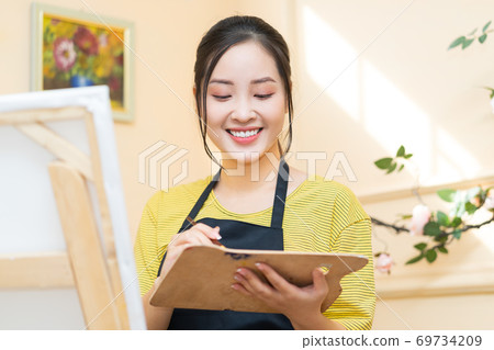 Woman painting Woman painting 69734209