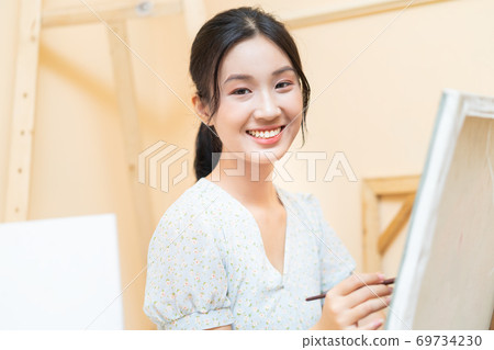 Woman painting 69734230