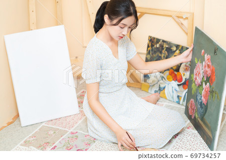 Woman painting Woman painting 69734257