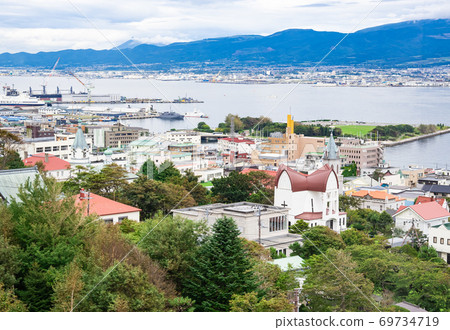 函館元町教堂和函館港 69734719
