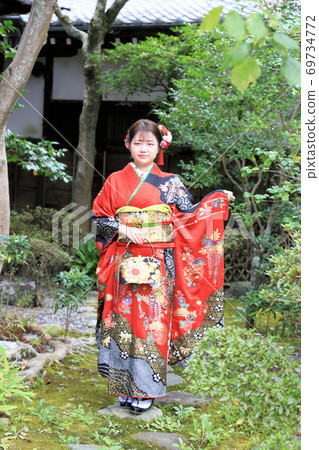 日本女子在陽光明媚的地方地點射擊成人前射擊 日本女子在陽光明媚的地方地點射擊成人前射擊 69734772