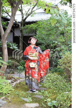 日本女子在陽光明媚的地方地點射擊成人前射擊 日本女子在陽光明媚的地方地點射擊成人前射擊 69734773