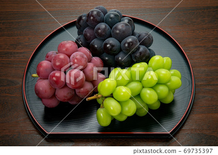 Assorted 3 grapes of Shine Muscat, Queen Nina and New Pione 69735397