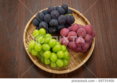 Assorted 3 grapes of Shine Muscat, Queen Nina and New Pione 69735400