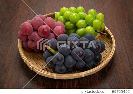 Assorted 3 grapes of Shine Muscat, Queen Nina and New Pione 69735403