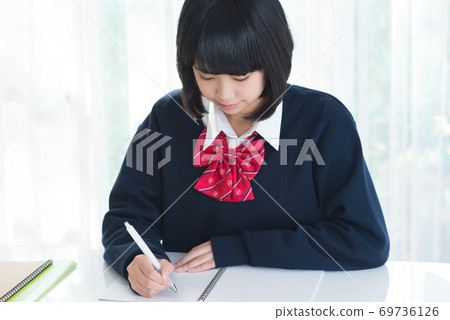 初中女孩在家學習 69736126