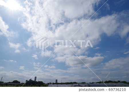 Image of the sun and blue sky 69736210