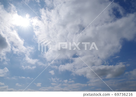 太陽和藍天的圖像 69736216