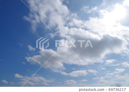 太陽和藍天的圖像 69736217